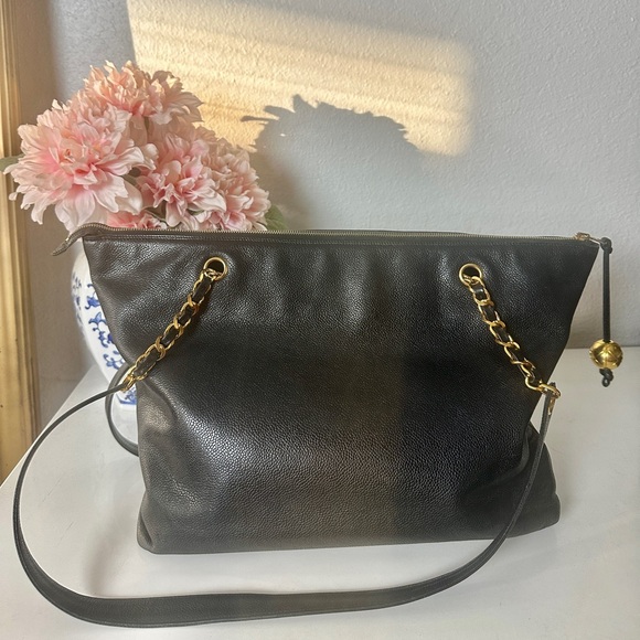 Vintage Chanel caviar shoulder bag with gold hardware - Picture 5 of 10